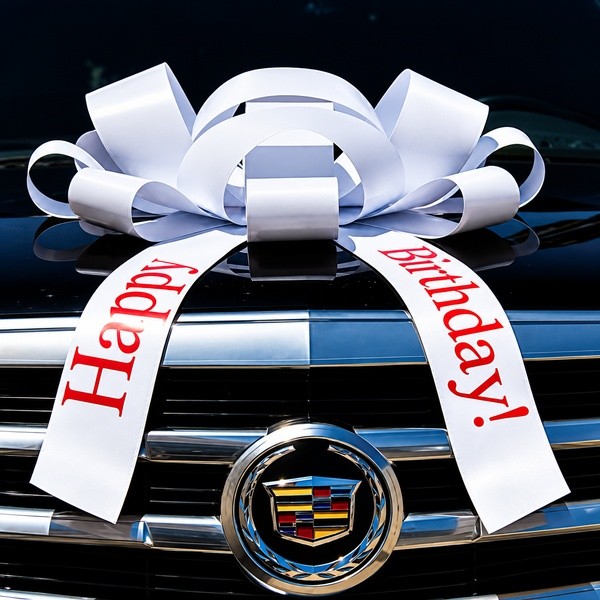 30-inch white magnetic car bow with Happy Birthday lettering