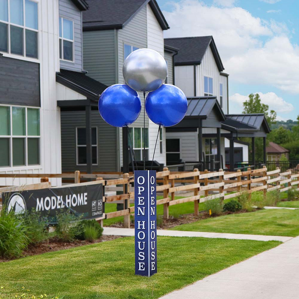 Open House balloon cluster with three balloons and blue OPEN HOUSE pole cover